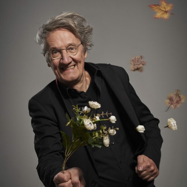 Holger Paetz mit Blumenstrauss, der weggeweht wird...