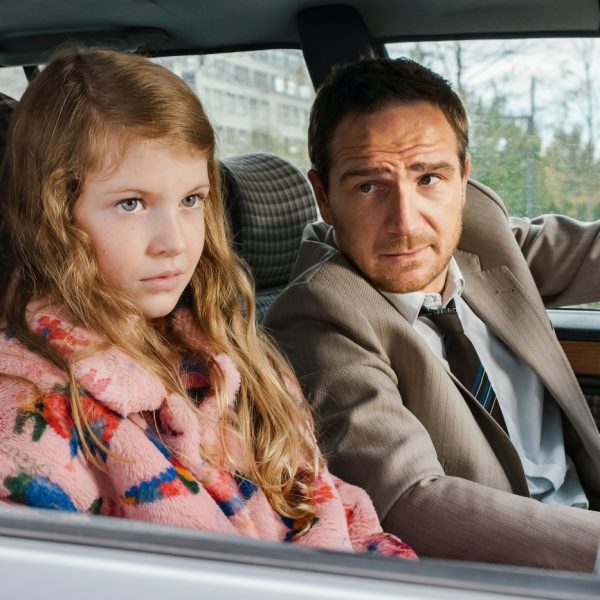 Vater mit Tochter im Auto